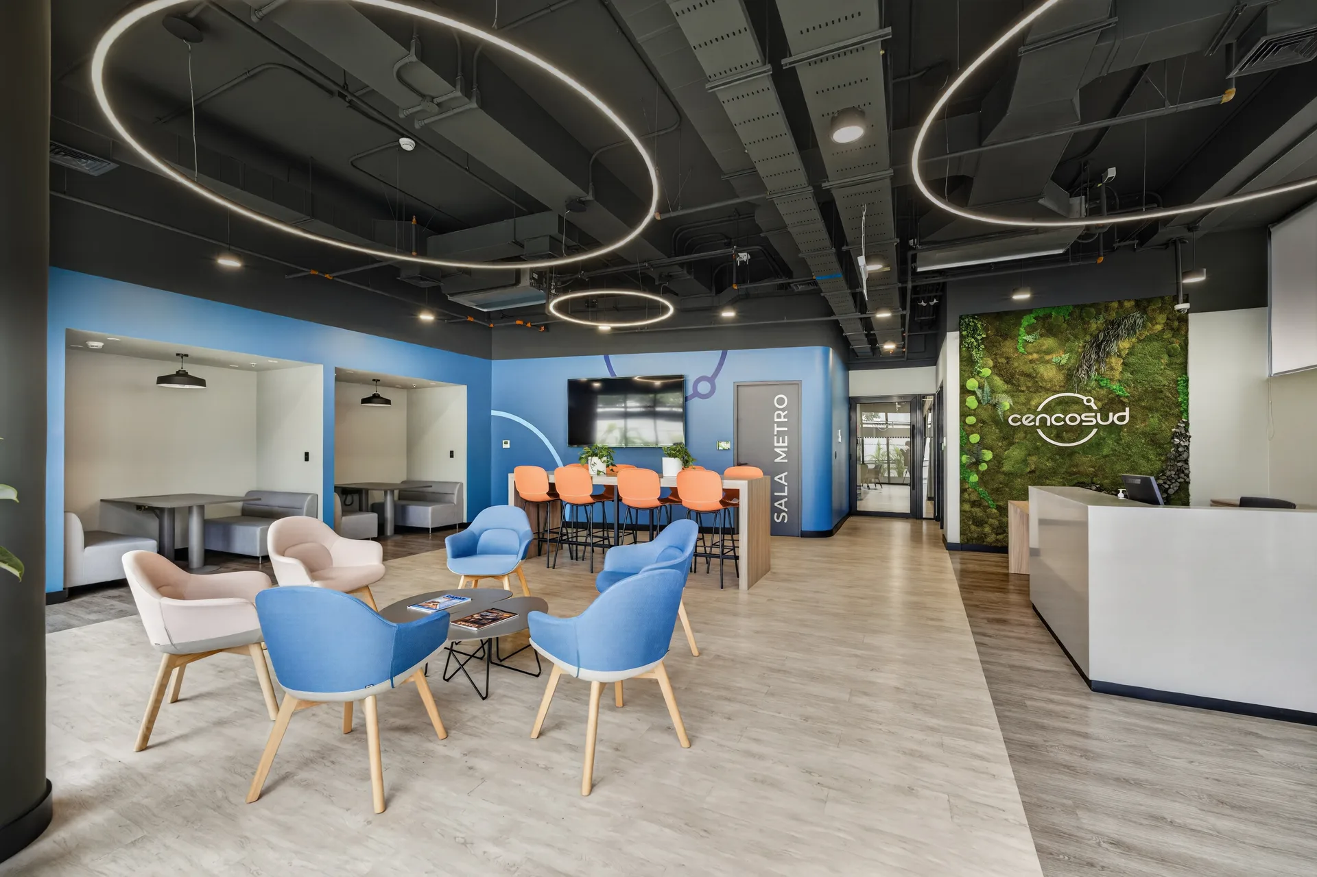 Recepción de las oficinas de Cencosud en Miraflores, con sala de espera y muro verde con el logo de la marca, construidas por Casbro